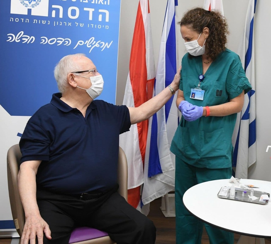 Photo: GPO ראובן ריבלין מתחסן