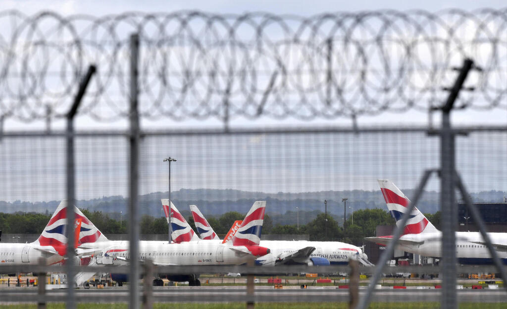 נגיף קורונה מטוסים מקורקעים ב נמל תעופה גטוויק לונדון תמונת ארכיון מחודש מאי 2020