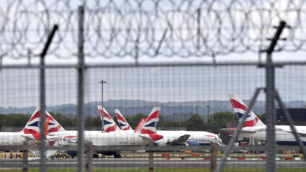נגיף קורונה מטוסים מקורקעים ב נמל תעופה גטוויק לונדון תמונת ארכיון מחודש מאי 2020