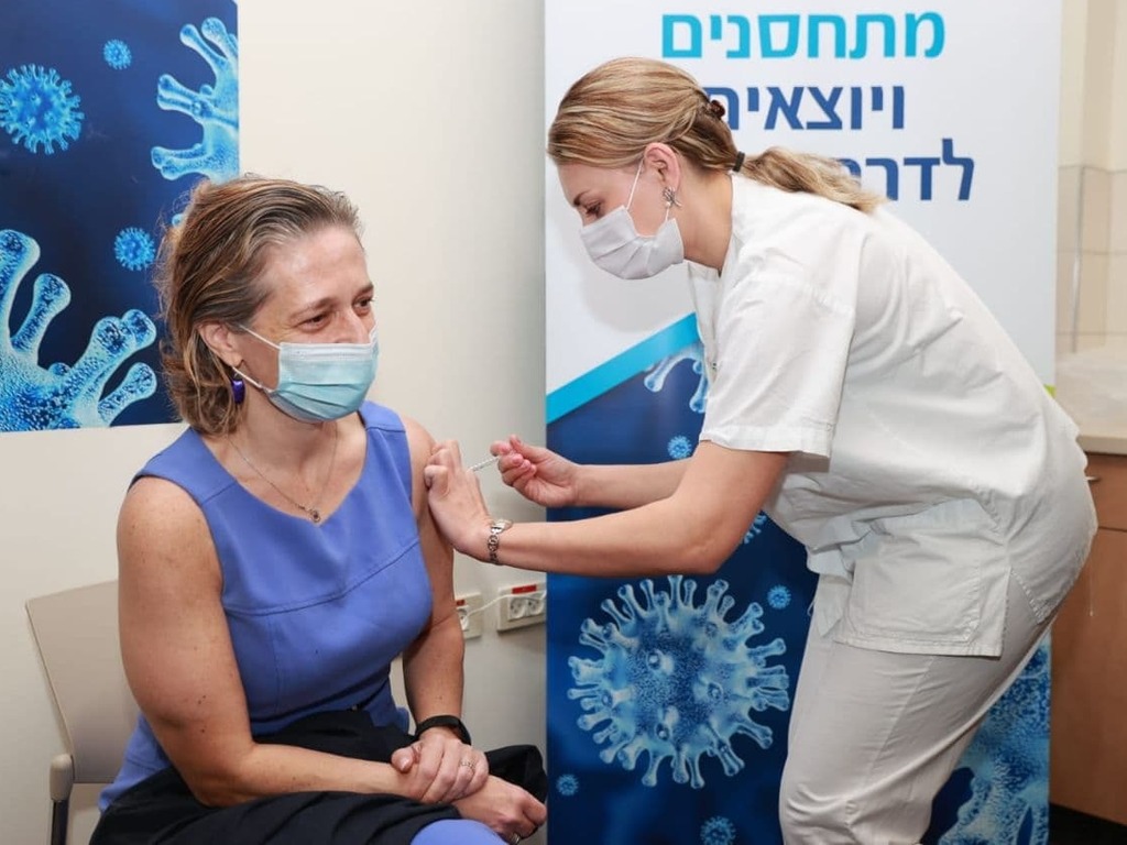  Д-р Эльрои Прайс получает прививку от коронавируса, 20 декабря 