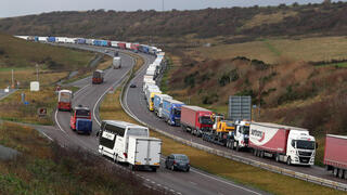 שיירה של משאית משאיות באזור נמל דובר ב בריטניה עקב השבתת התעבורה עם צרפת בשל גילוי זן חדש של נגיף קורונה