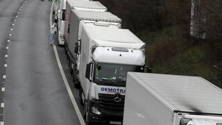 נהגי משאית בכביש המהיר לנמל דובר אנגליה בריטניה הגבול מצרפת נסגר מוטציה קורונה