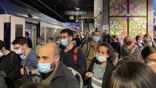 עומסים כבדים בתחנות רכבת ישראל בתל אביב