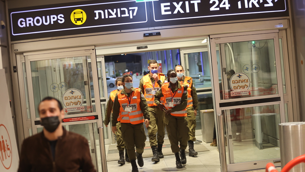 נתב"ג: החל מהשעה 22:00 ישראלים השבים מחו"ל, מכל המדינות, מחוייבים בבידוד במלוניות