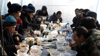 פועלים אוכלים צהריים לקראת פתיחת פסטיבל הקרח חרבין סין