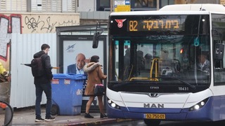 תחנת אוטובוס בתל אביב
