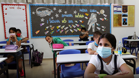 פרסום סגר שלישי תלמידים עם מסכות בבית ספר ברחובות