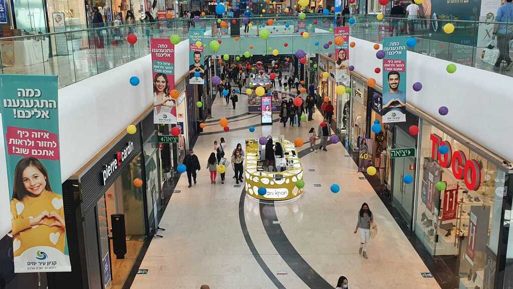 קניות אחרונות בקניון עיר ימים בנתניה לפני הסגר השלישי