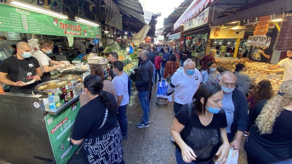 קניות אחרונות בשוק הכרמל בתל אביב לפני הסגר השלישי