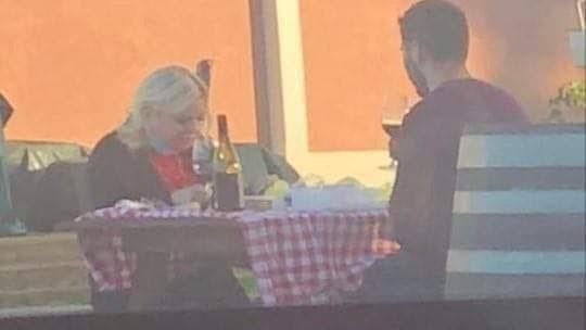 Сара и Авнер Нетаниягу в винодельне "Виткин" שרה ואבנר נתניהו בפיקניק משפחתי מחוץ ליקב