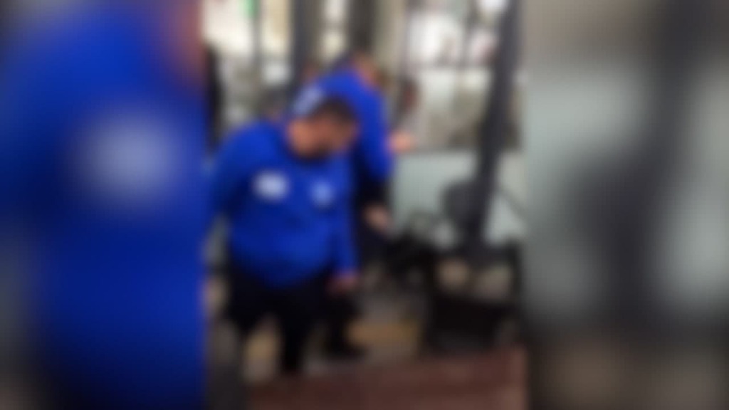 Задержание юноши в Нетании (Фото: кадр видеозаписи) צעיר שהגיע להתלונן על תקיפת שוטר, נעצר ונחקר באזהרה