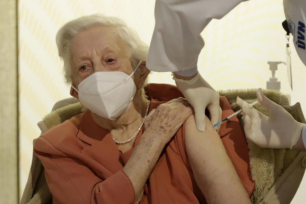 קורונה חיסון אירופה מבצע חיסונים האיחוד האירופי פראג צ'כיה אמילי רפיקובה בת 95