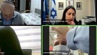  כרמל שאמה הכהן ראש עיריית רמת גן מסתפר באצמע ישיבת מועצת העיר ב זום 