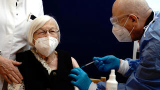 קורונה חיסון מבצע חיסונים האיחוד האירופי אירופה גרמניה ברלין גרטרטוד האסה בת 101 מתחסנת