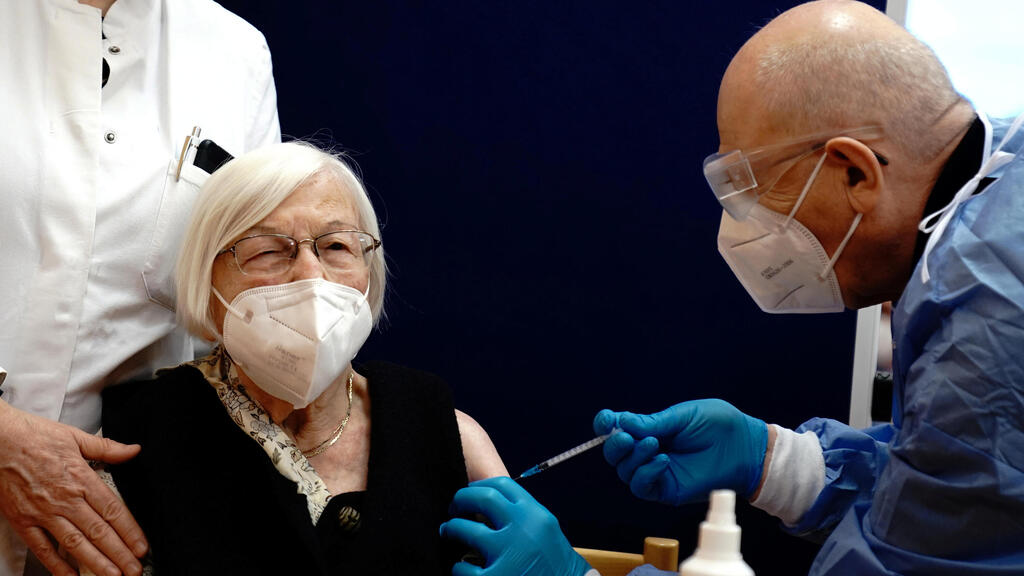 קורונה חיסון מבצע חיסונים האיחוד האירופי אירופה גרמניה ברלין גרטרטוד האסה בת 101 מתחסנת