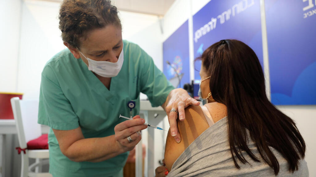 Maccabi HMO's coronavirus vaccination center (Photo: EPA) מתחם חיסונים בתל אביב
