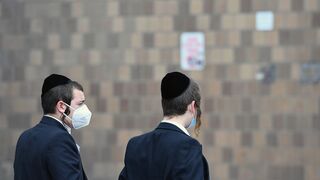 צעירים חרדים עטויי מסכות בברוקלין בחודש מרץ