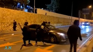 חרדים משחיטים רכב ערבי שנקלע להפגנה לאחר מותו של אהוביה סנדק בירשולים