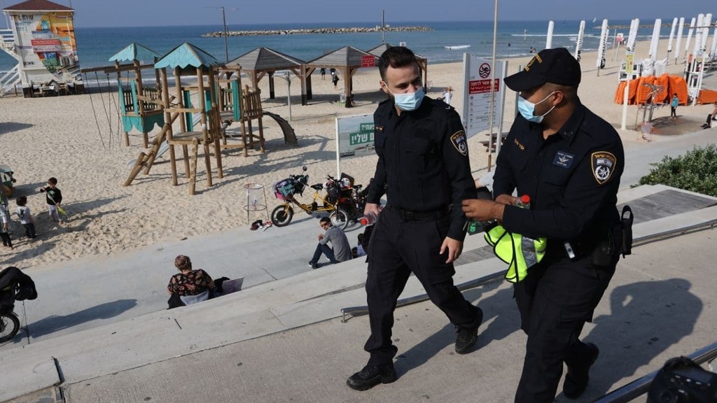אכיפת משטרה בחוף הים בתל אביב