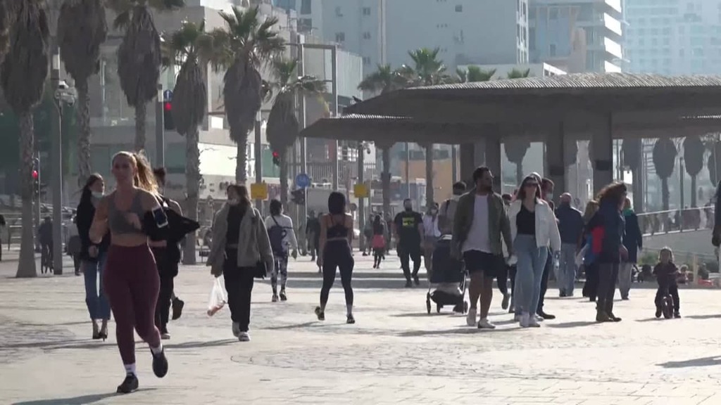 אנשים  ברחובות תל אביב למרות הסגר