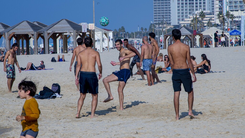 אנשים ב חוף ה ים ב תל אביב טיילת ב בזמן ה סגר קורונה 