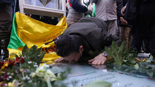 איראן איראנים עולים לקברו של קאסם סולימאני בעיר כרמאן