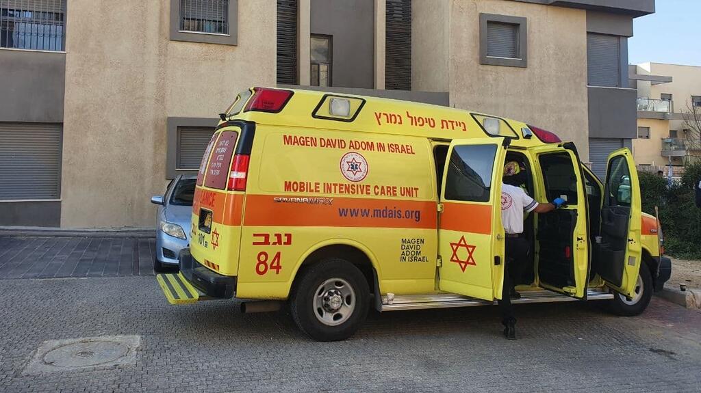 אישה בת 53 נמצאה ללא רוח חיים בביתה, בעלה נעצר