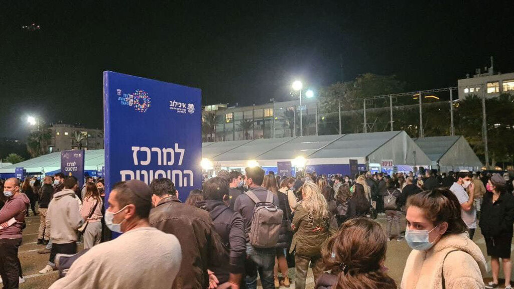 עומסים בתור לחיסוני הקורונה בכיכר רבין, תל אביב