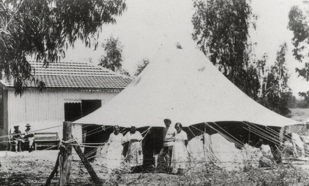 The first health clinic providing services to health fund members in Ein Ganim in 1911
