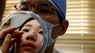 דרום קוריאה שין סאנג הו מנהל מרפאת ניתוחים פלסטיים סגר קורונה
