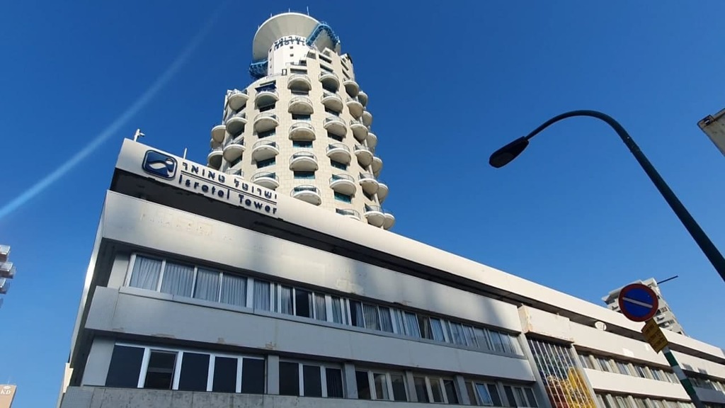 Гостиница Isrotel tower в Тель-Авиве (Фото: Гилад Ялон ) בניין מגורים ומלון: מבנה ישרוטל טאוור בתל-אביב
