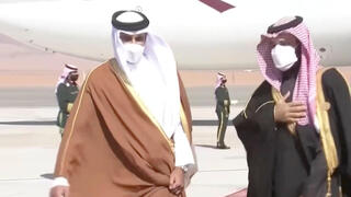 יורש העצר של סעודיה מוחמד בן סלמאן מקבל בשדה התעופה את פניו של אמיר קטאר