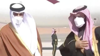 יורש העצר של סעודיה מוחמד בן סלמאן מקבל בשדה התעופה את פניו של אמיר קטאר