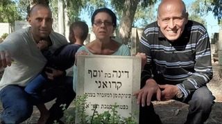 רבקה עמרני ומשפחתה על קבר האחות