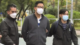 מחוקק לשעבר ב הונג קונג נעצר עשרות פעילי פרו-דמוקרטים עצורים