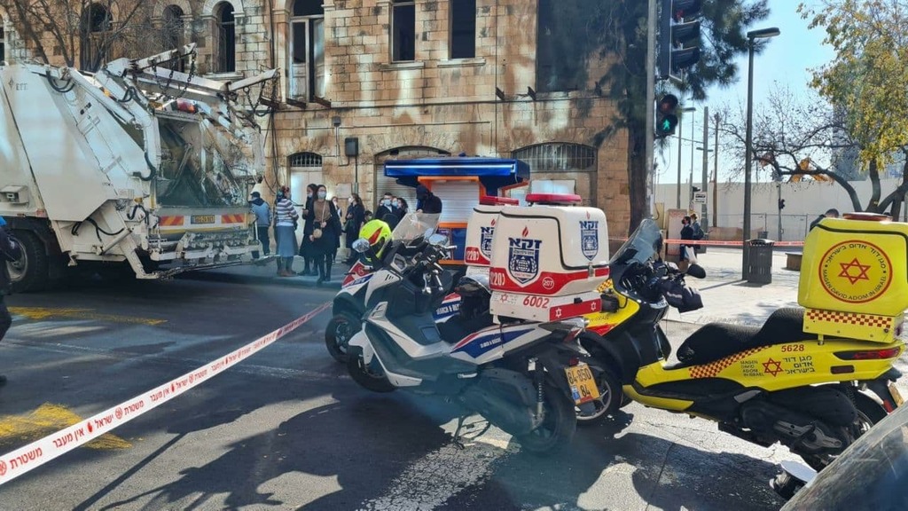 זירת התאונה בה נפגעה הולכת רגל ממשאית