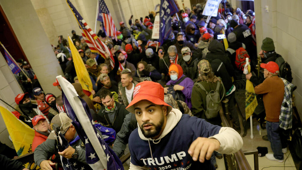 מהומות מפגינים תומכים של טראמפ עם מסכות גז נכנסים ל בית הנבחרים גבעת הקפיטול ארה"ב