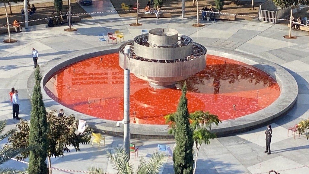 פעילים שמוחים על מותו של אהוביה סנדק צבעו את מזרקת דיזנגוף באדום