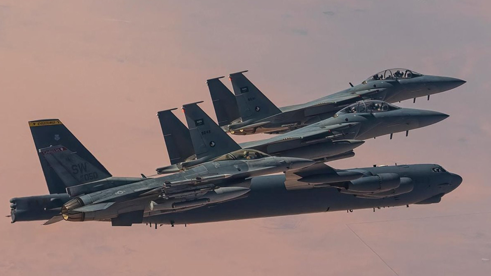 תיעוד  תמרון  משותף חילות האוויר הסעודי האמריקני. F15  לצד מפציצים אסטרטגים כבדים אמריקנים מדגם B52.