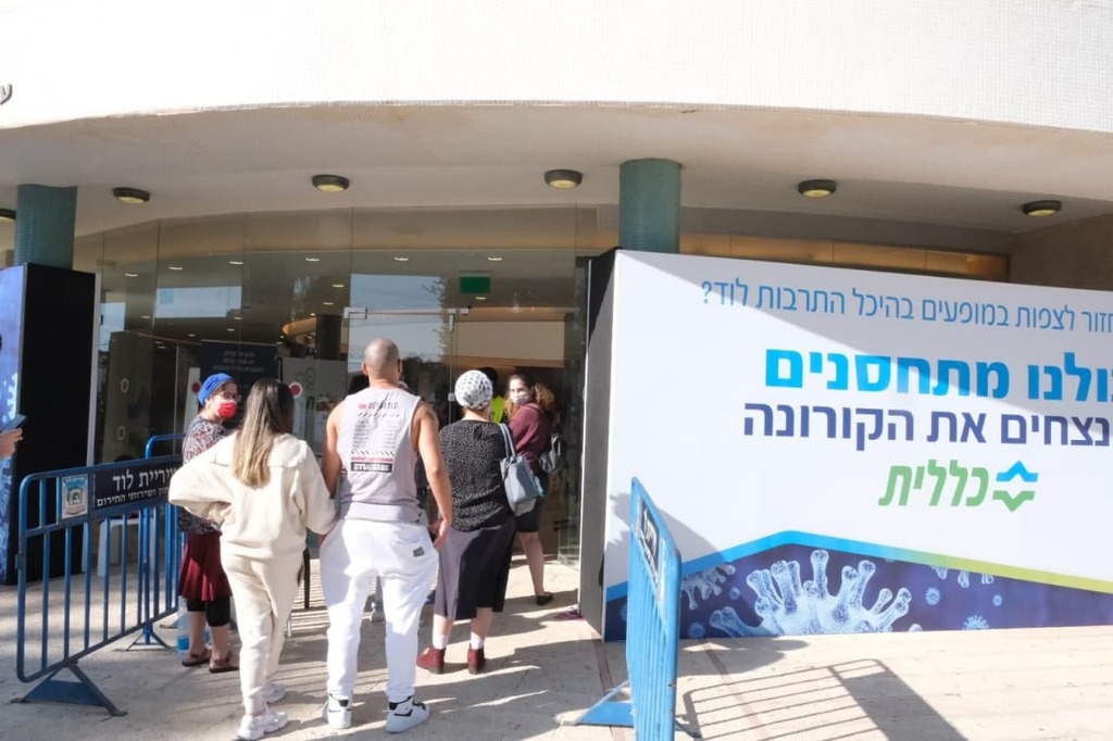 תורים במתחם חיסונים שנפתח לכל הגילאים בהיכל התרבות לוד