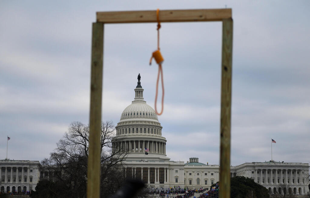 ארה"ב מהומות וושינגטון קונגרס קפיטול חבל תלייה בהפגנה בחוץ