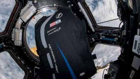 חליפת סטמראד בקופולה שבתחנת החלל הבינלאומית