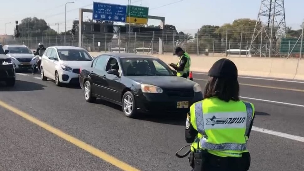 מחסומי משטרה ואכפית הסגר השלישי במחלף קוממיות באיילון
