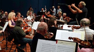 התזמורת הקאמרית הישראלית בחזרה במוזיאון תל אביב