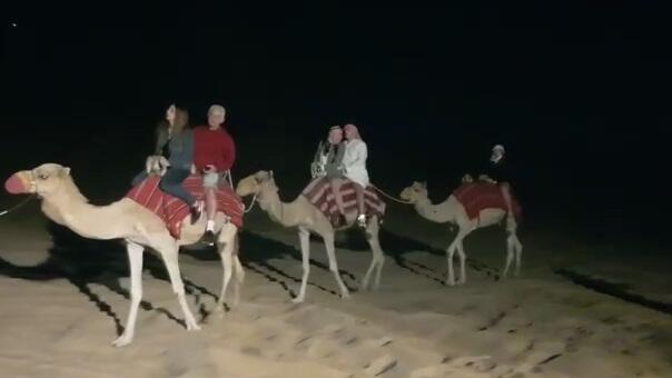 מספר זוגות ישראלים רוכבים על גמלים במדבריות דובאיים