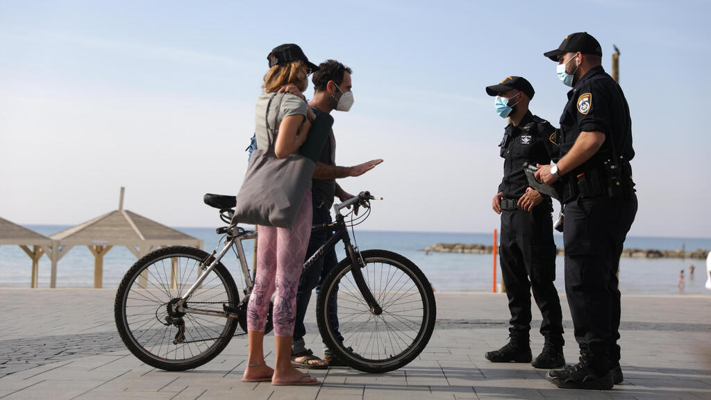 אכיפת הסגר בחוף הים בתל אביב