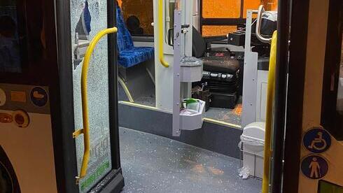 Разгромленный автобус в Петах-Тикве (Фото: Игаль Лахман, компания "Афиким") Нападение на автобус в Петах-Тикве