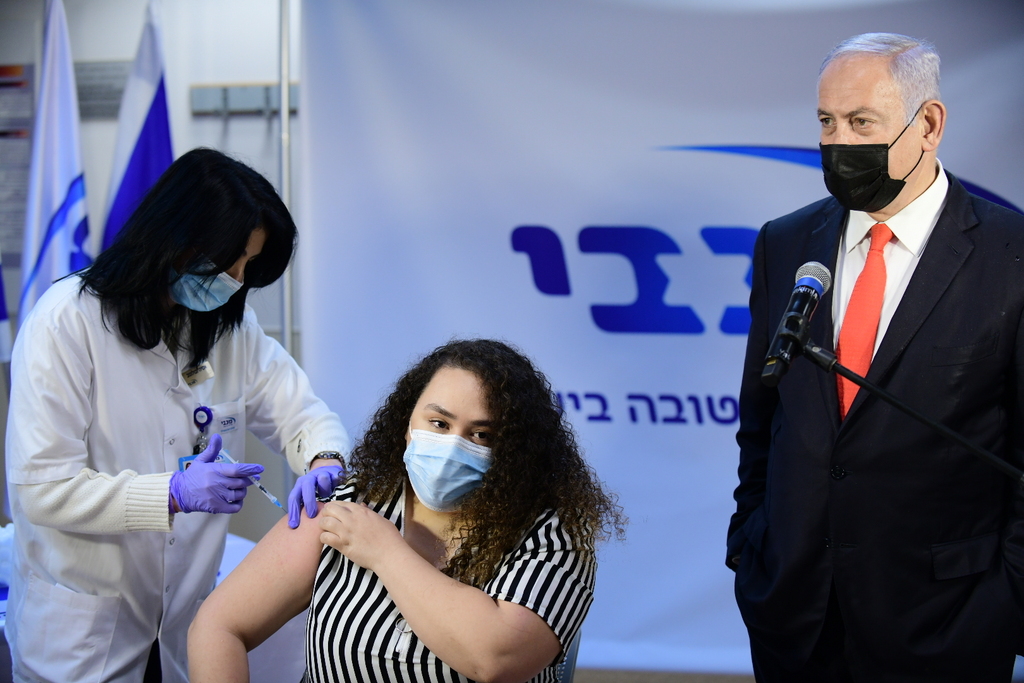 Netanyahu at a vaccine clinic in Ramle (Photo: Flash 90) בנימין נתניהו ויולי אדלשטיין במכבי רמלה