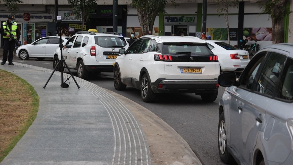 Traffic jams in Tel Aviv as police attempt to enforce lockdown restrictions (Photo: Moti Kimchi) מחסומי משטרה בכיכר דיזנגוף בתל אביב