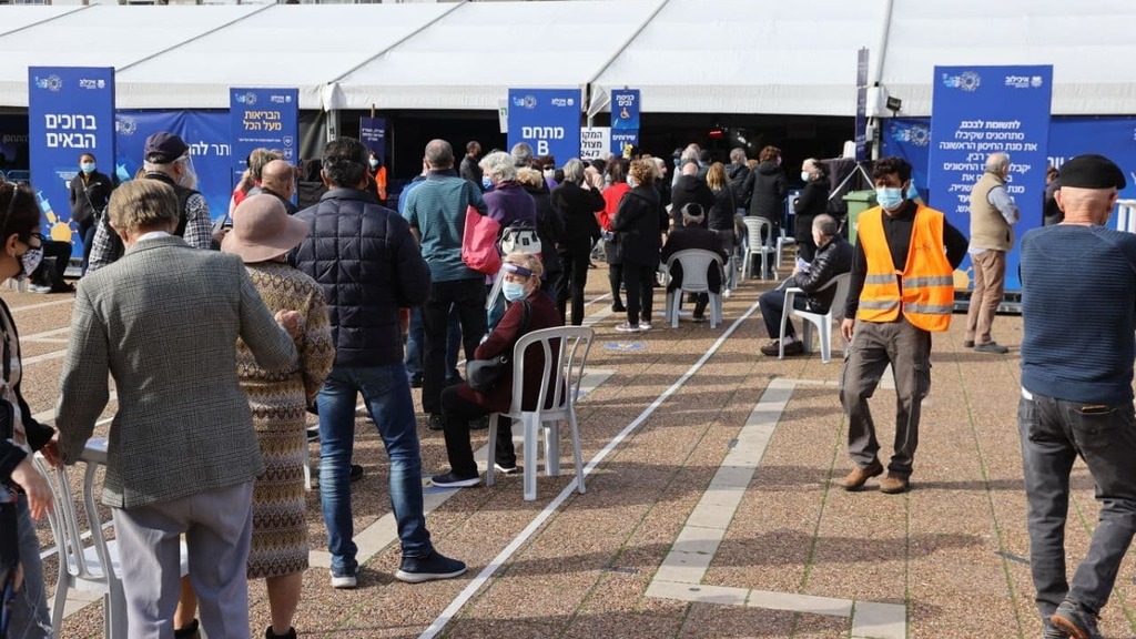 Israelis waiting in line to receive the COVID vaccine in Tel Aviv, January 2021 (Photo: Moti Kimchi) תורי ענק בהמתנה לקבל חיסון נגד קורונה בכיכר רבין, תל אביב